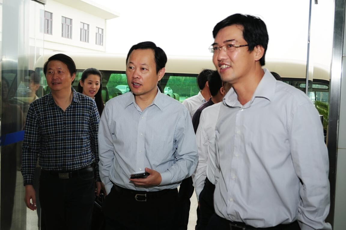 市政協(xié)主席周敏煒等一行來我司視察(圖1) 市政協(xié)主席周敏煒等一行來我司視察(圖1)